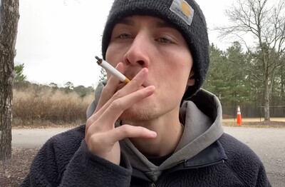 Лечение зависимости от табакокурения в Корсакове Мужчина с сигаретой делает затяжку