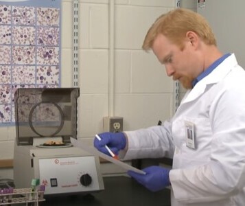 Клиника лечения наркозависимости в Корсакове Врач в кабинете клиники