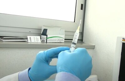 Проведение кодирования Вивитролом в Корсакове Шприц с Вивитролом в руках у врача